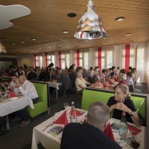 Die Besucher geniessen verschiedene Gerichte im Restaurant im EAZS.