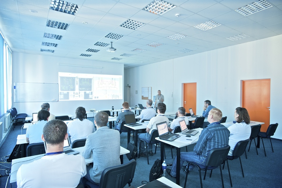 Menschen in einem Seminar.