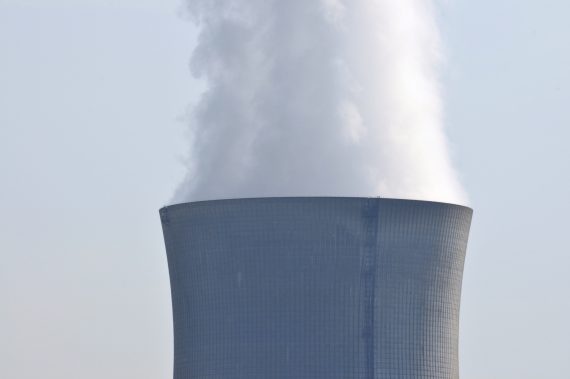 Rauch steigt aus einem Kernkraftwerk.