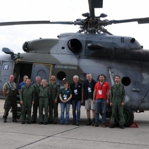 Photo de groupe de l’équipe de mesure tchèque devant son hélicoptère.