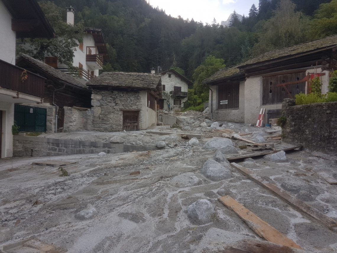 Bondo (GR) am 1. September 2017. Am Tag zuvor hatte ein gewaltiger Murgang das Dorf erfasst.