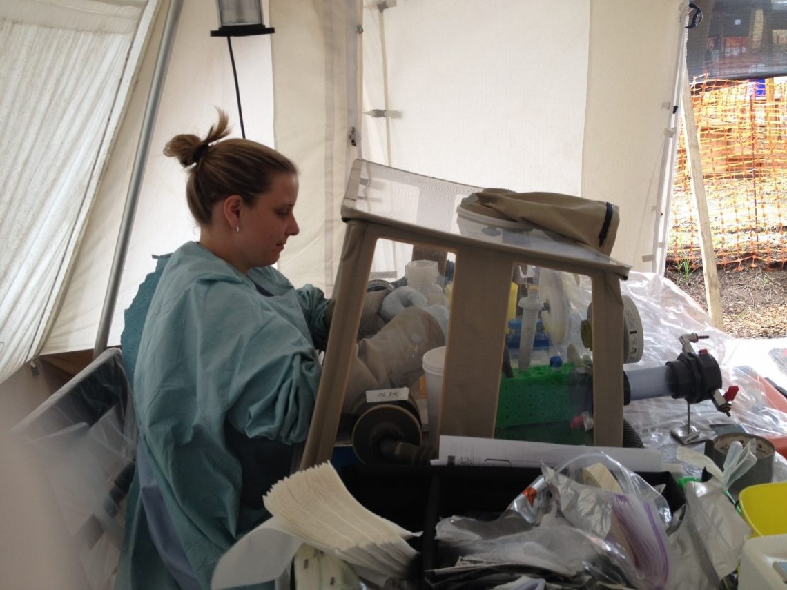 Une femme travaillant dans une boîte à gants de laboratoire