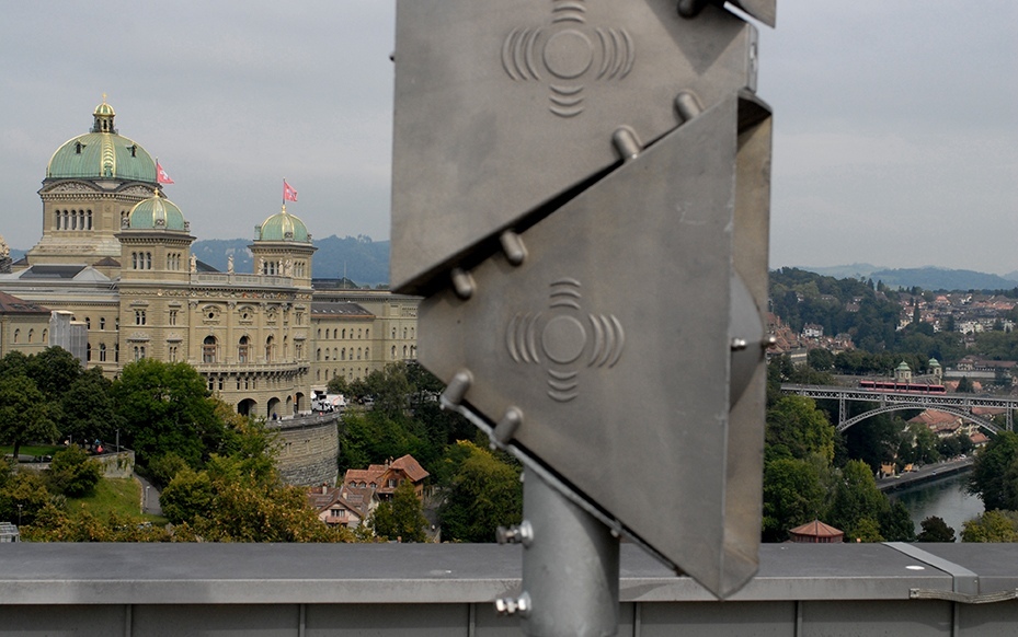 In primo piano si vede una sirena, sullo sfondo Palazzo federale.