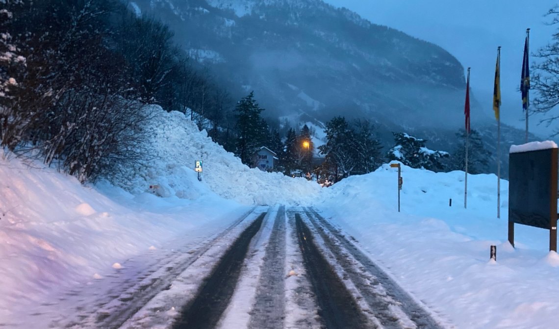 Una valanga è caduta sulla strada tra Seedorf e Bauen.