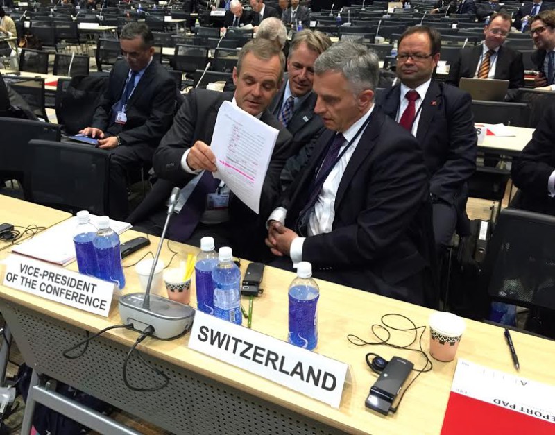 Die Schweizer Delegation berät sich.