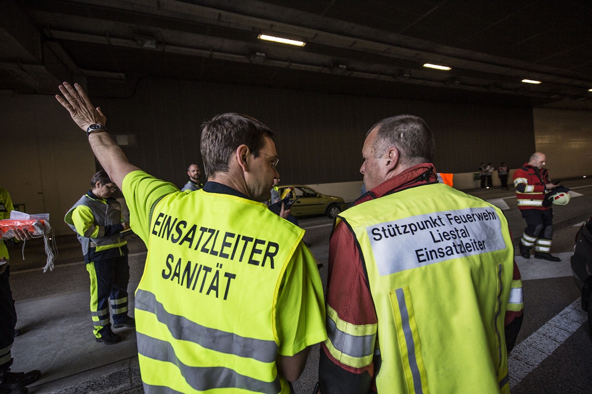 Der Einsatzleiter Sanität spricht mit  dem Einsatzleiter der Feuerwehr Liestal